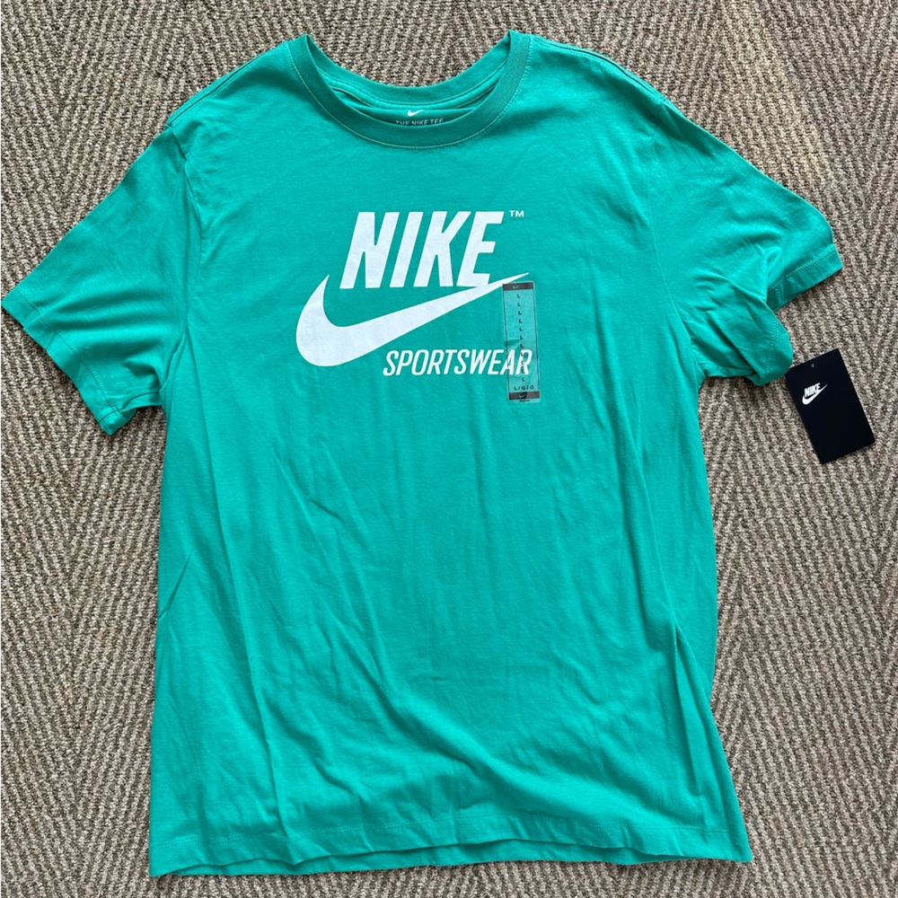 NWOT Nike Green T-shirt with White Logo - L